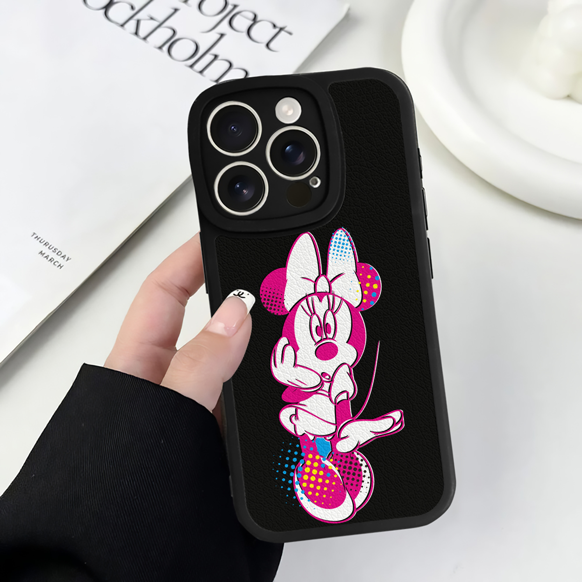 （画像用） ミッキーマウス Mickey Mouse 【iPhone 16シリーズ対応】シリコンスマホケース（レザー調） 材質：シリコン
